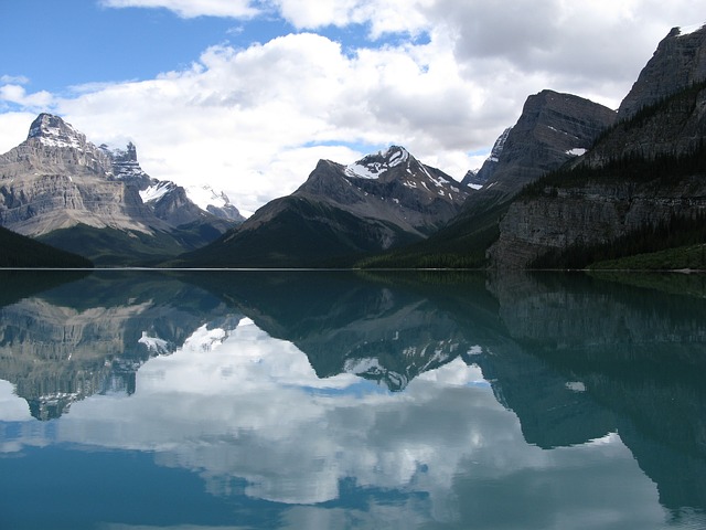 beautiful shot of Alberta's Maligne Lake